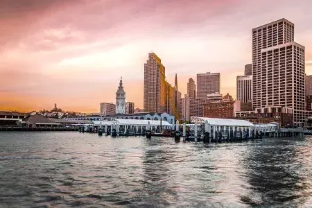 El edificio del ferry al atardecer desde la bahía.